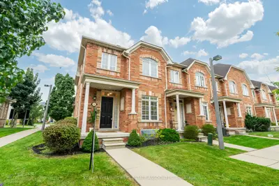 Att/Row/Townhouse in Whitby