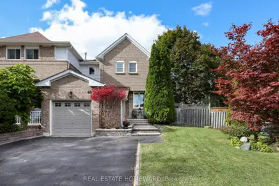 Att/Row/Townhouse in Whitby