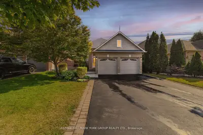 Detached in Whitby