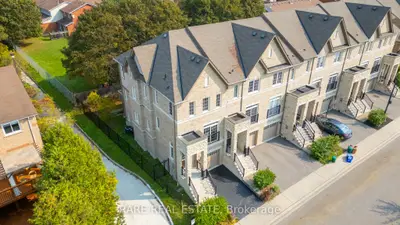 Att/Row/Townhouse in Ajax