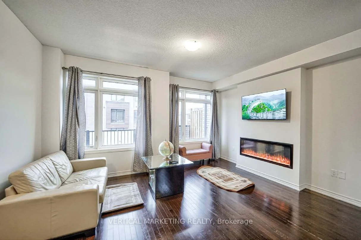 Att/Row/Townhouse in Ajax