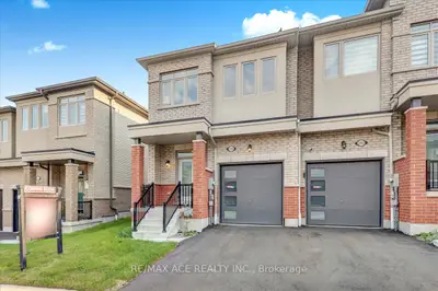 Att/Row/Townhouse in Oshawa