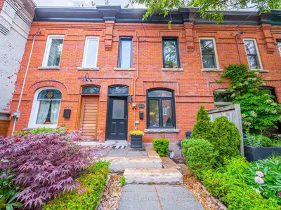 Att/Row/Townhouse in Toronto