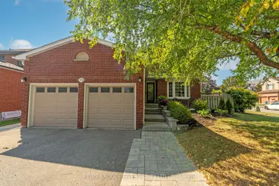 Detached in Whitby