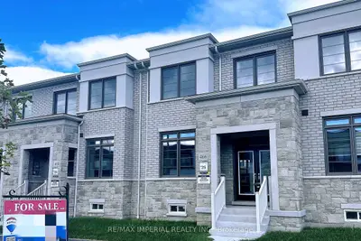 Att/Row/Townhouse in Whitby
