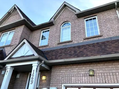 Att/Row/Townhouse in Whitby
