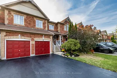 Att/Row/Townhouse in Whitby
