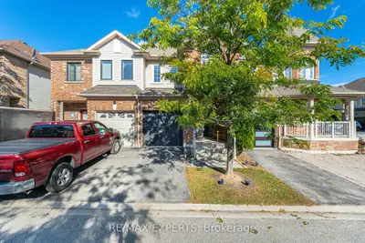 Att/Row/Townhouse in Whitby
