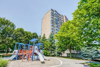 Condo Apartment in Whitby