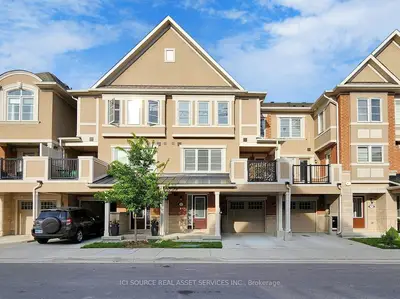 Att/Row/Townhouse in Toronto