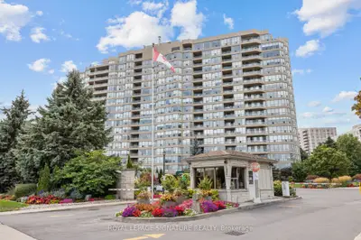 Condo Apartment in Pickering