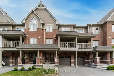 Att/Row/Townhouse in Whitby