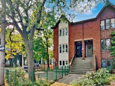Att/Row/Townhouse in Toronto