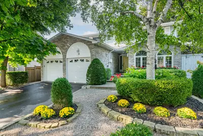 Detached in Whitby