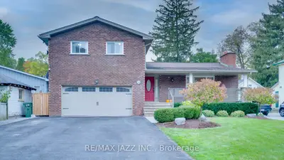 Detached in Scugog