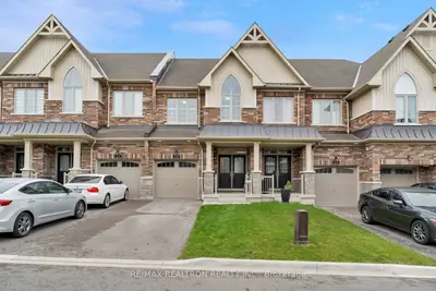 Att/Row/Townhouse in Whitby