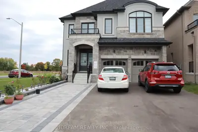 Detached in Oshawa