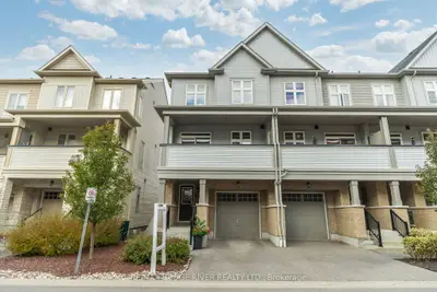 Att/Row/Townhouse in Whitby