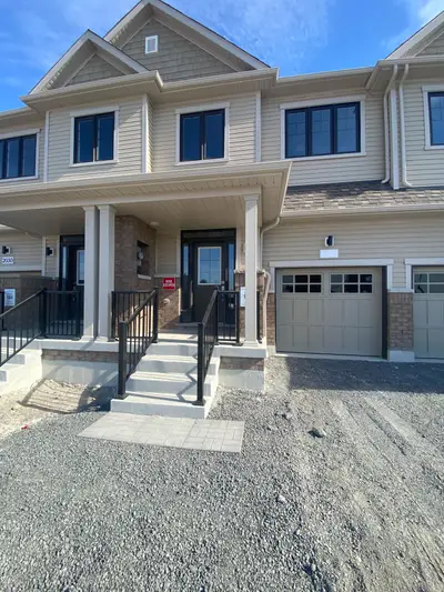 Att/Row/Townhouse in Oshawa
