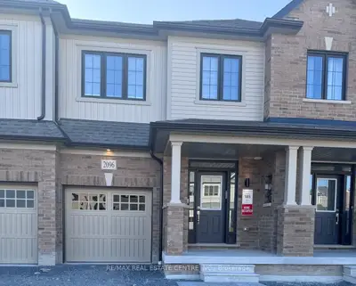 Att/Row/Townhouse in Oshawa
