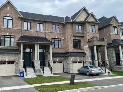 Att/Row/Townhouse in Whitby
