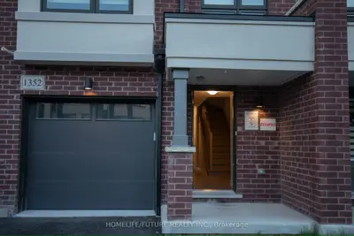 Att/Row/Townhouse in Oshawa