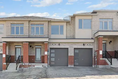 Att/Row/Townhouse in Oshawa