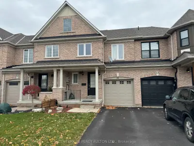 Att/Row/Townhouse in Whitby
