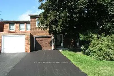 Att/Row/Townhouse in Toronto