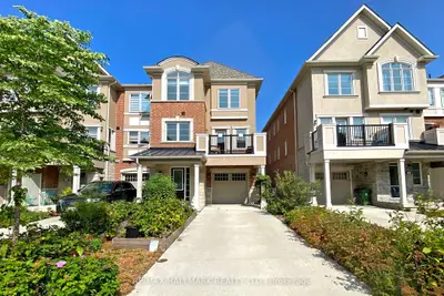 Att/Row/Townhouse in Toronto