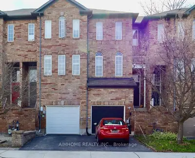 Att/Row/Townhouse in Toronto