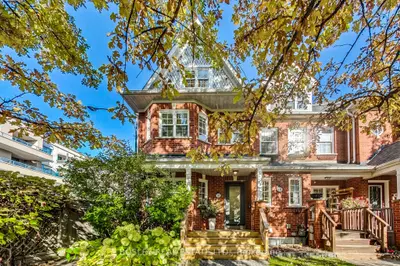 Att/Row/Townhouse in Toronto