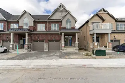 Att/Row/Townhouse in Whitby