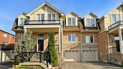 Att/Row/Townhouse in Toronto
