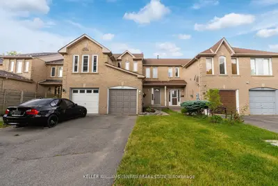 Att/Row/Townhouse in Whitby
