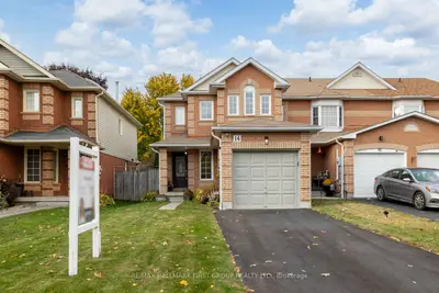 Att/Row/Townhouse in Whitby