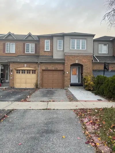 Att/Row/Townhouse in Toronto