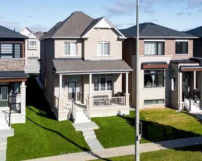 Detached in Whitby