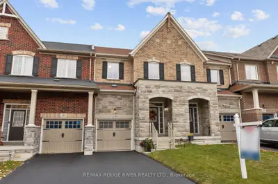 Att/Row/Townhouse in Whitby