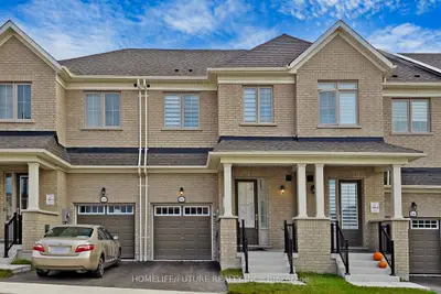Att/Row/Townhouse in Oshawa