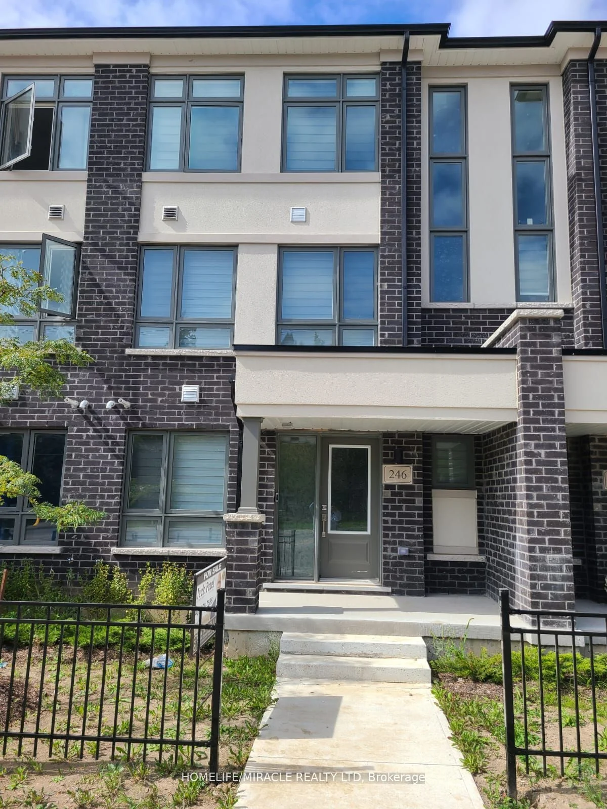 Att/Row/Townhouse in Oshawa