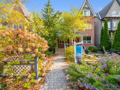 Att/Row/Townhouse in Toronto