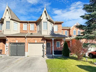 Att/Row/Townhouse in Oshawa