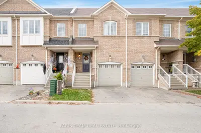 Att/Row/Townhouse in Whitby