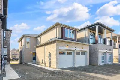 Detached in Whitby