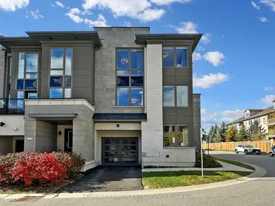 Att/Row/Townhouse in Whitby