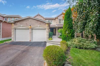 Detached in Whitby