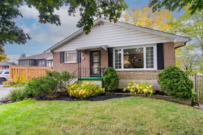 Detached in Whitby