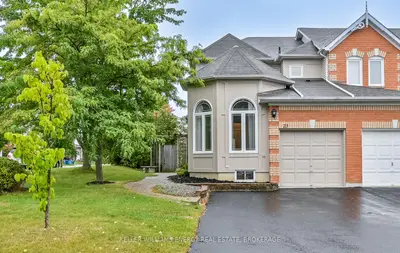 Att/Row/Townhouse in Whitby