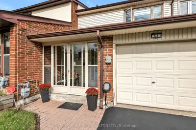 Att/Row/Townhouse in Toronto